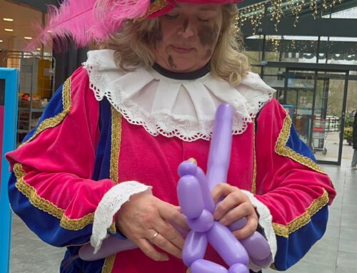 Ballonpiet en Uitdeelpiet bezoeken de Stevensbloem